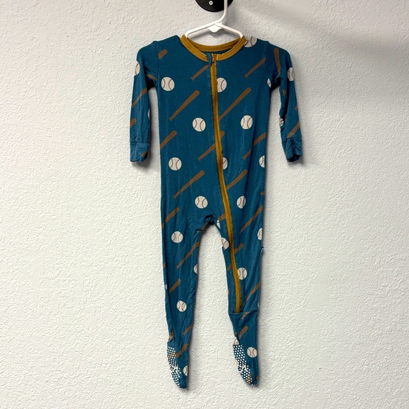 Kickee Pant 12-18mo One-Piece full zip footie w Baseball Print. A fav! Worn well - Picture 1 of 9